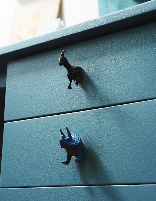 DIY poignées tiroirs bureau figurines dinos bleu